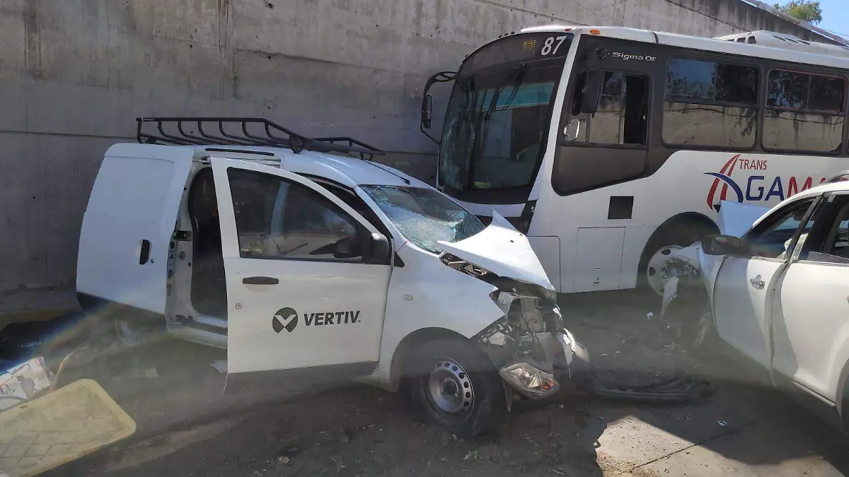 Choque entre camionetas y camión